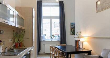 2 Bedroom Apartment near Town Hall