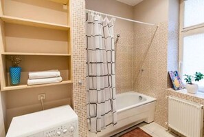 Apartamento básico, varias camas, no fumadores | Baño | Ducha, artículos de higiene personal gratuitos y secador de pelo