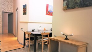 Departamento básico, varias camas, para no fumadores | Área de sala de estar | Televisión de pantalla plana 