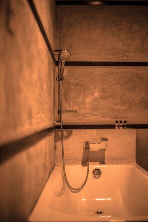 Appartement Deluxe, plusieurs lits | Douche de la salle de bain