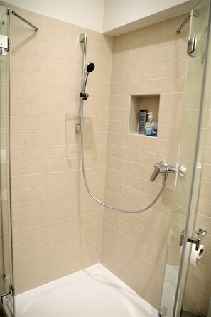 Departamento básico, varias camas, para no fumadores | Baño | Regadera, amenidades de baño gratuitas, secadora de cabello, toallas 