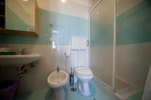 Căn hộ | Phòng tắm | Buồng tắm vòi sen, vòi sen phun mưa, đồ dùng nhà tắm miễn phí 