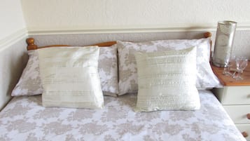 Tabla de planchar con plancha, wifi gratis y ropa de cama
