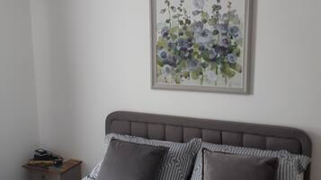 Double Room, 1 King Bed, Ensuite | Iron/ironing board, free WiFi, bed sheets