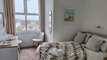 Quarto casal, vista para o mar (En-Suite) | Ferros/tábuas de passar roupa, Wi-Fi de cortesia, roupa de cama