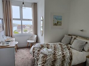 Habitación doble, vistas al mar (En-Suite) | Tabla de planchar con plancha, wifi gratis, ropa de cama