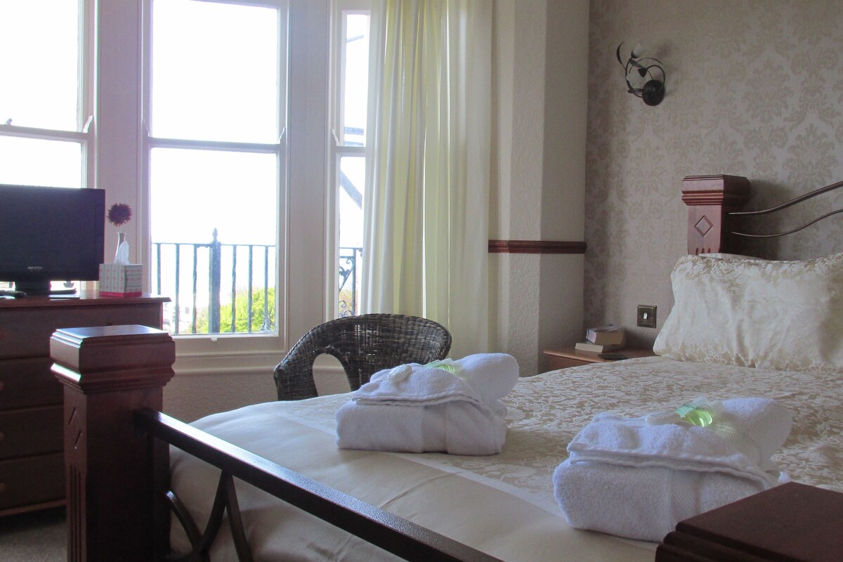 Double Room, 1 King Bed, Private External Bathroom, Sea View | 熨斗/熨衣板、免費無線上網、床單