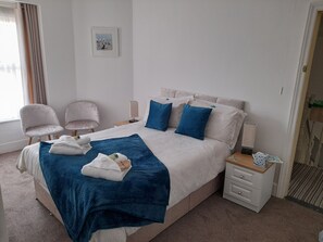 Double Room (En-Suite) | Iron/ironing board, free WiFi, bed sheets - Tregella Guest House (Newquay)