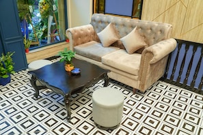 Lobby sitting area - Hanoi La Castela Hotel (Hanoi)