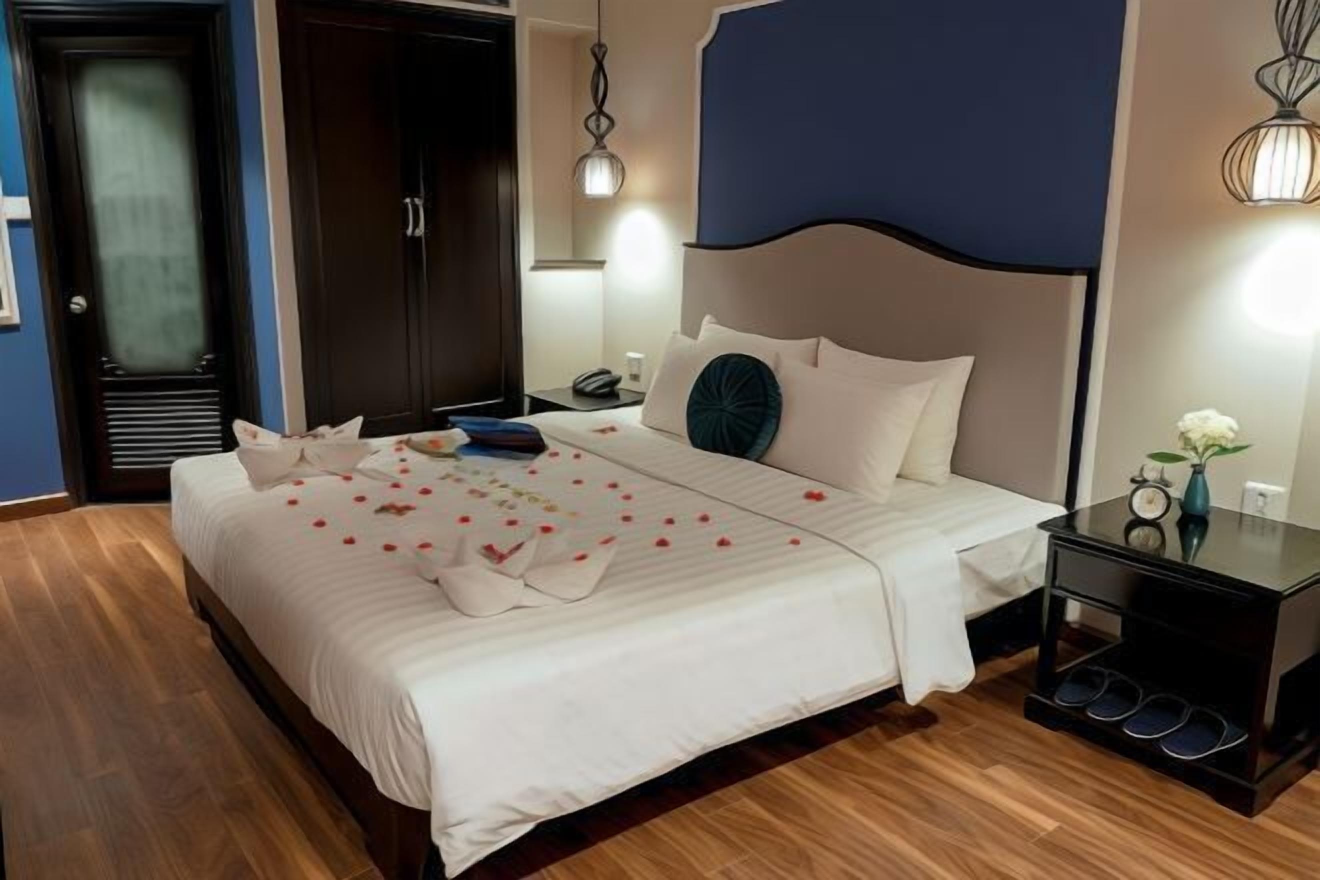 Minibar, in-room safe, desk, blackout curtains