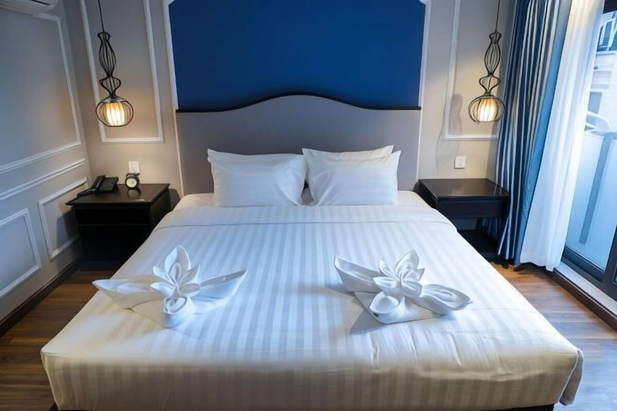 Minibar, coffres-forts dans les chambres, bureau, rideaux occultants