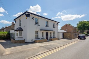 Property entrance - Elthorne Luxury Apartments (Uxbridge)