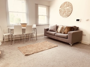 Classic-Apartment, 2 Schlafzimmer, Erdgeschoss | Wohnbereich