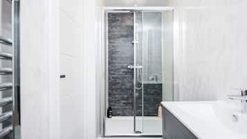 Apartemen Klasik, 2 kamar tidur | Shower kamar mandi