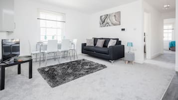 Classic Apartment, 2 Bedrooms | In-room dining