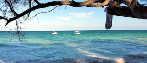 White sand, 4 beach bars
