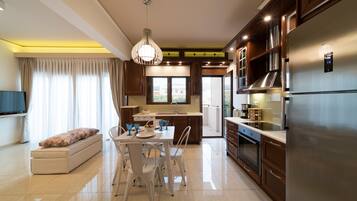 Full-sized fridge, microwave, oven, stovetop
