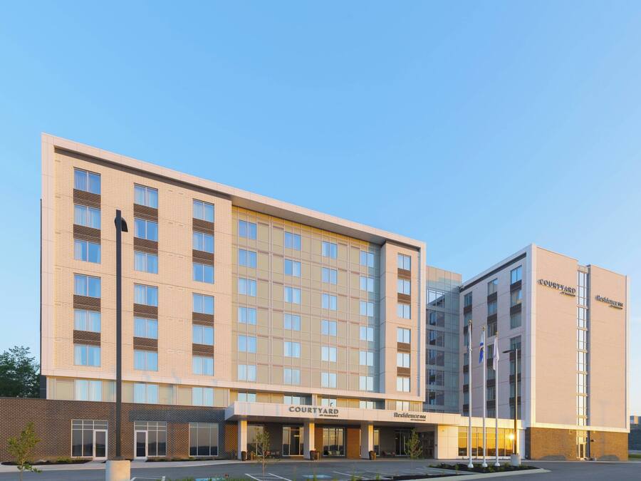 Un hotel Courtyard by Marriott amb un disseny modern, que destaca per un pati central i diverses plantes.