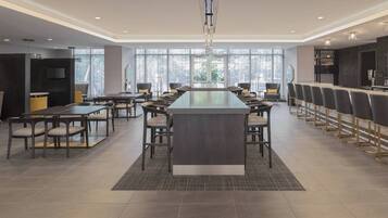 Petit déjeuner, déjeuner et dîner servis sur place