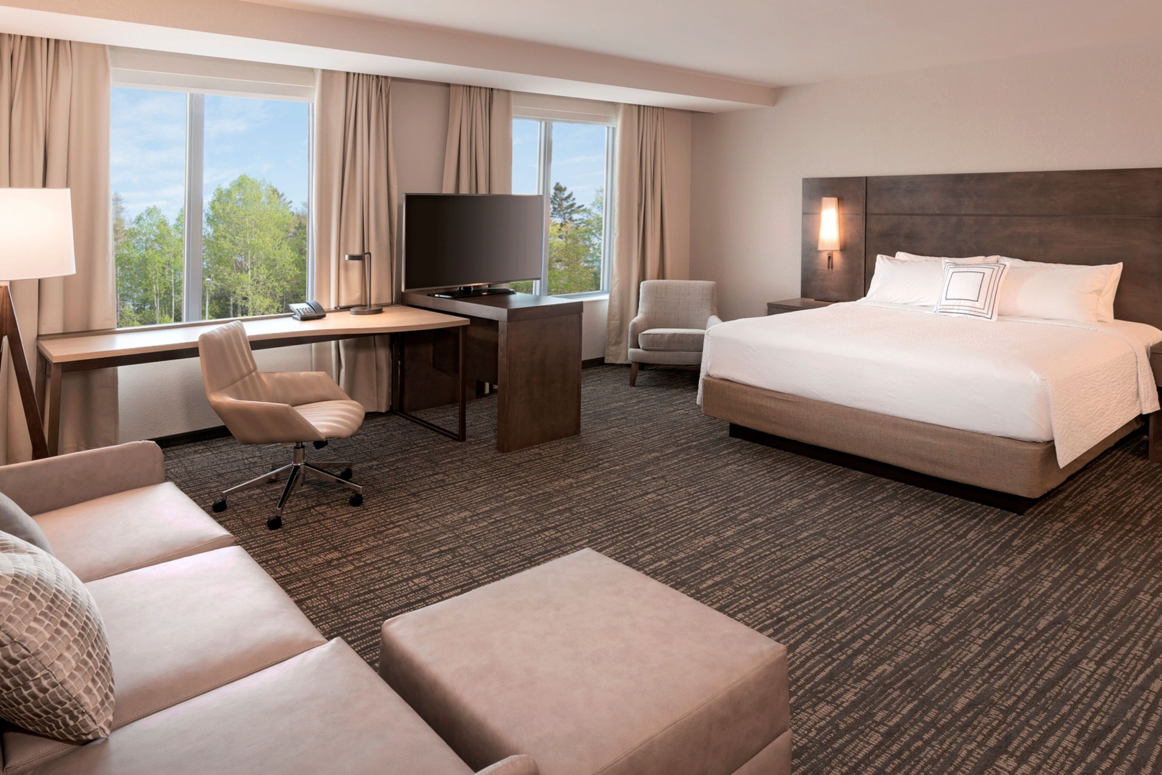 أغطية فراش متميزة وألحفة محشوة بالريش وخزنة داخل الغرفة ومكتب