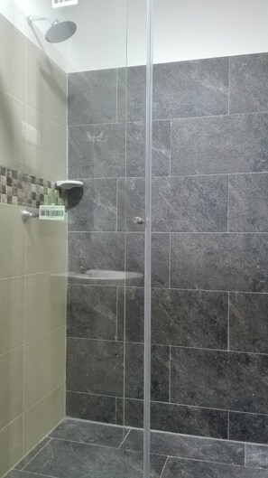 Deluxe Room | Bilik Mandi | Pancuran mandi, kelengkapan dandanan diri percuma, tuala disediakan 
