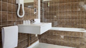 Deep soaking tub, free toiletries, hair dryer, towels - La Voile Rouge (Rosporden)