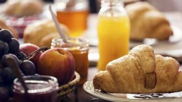 Daily continental breakfast (EUR 9.80 per person)