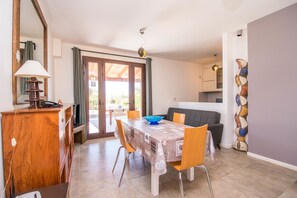Family Condo, 1 Queen Bed with Sofa bed | Living area | 20-inch flat-screen TV with cable channels, TV - B&B Le Dune (Lascari)