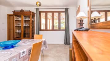 Family Condo, 1 Queen Bed with Sofa bed | In-room dining