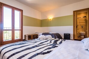 Habitació triple superior, 1 dormitori, amb bany privat, orientació mar | Escriptori, habitacions insonoritzades, wifi gratuïta i roba de llit