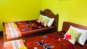 Quarto triplo luxo, várias camas, para fumantes, vista para o jardim | Vista do quarto