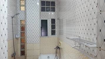 Chambre Ăconomique, 1 trĂšs grand lit, non-fumeur | Salle de bain