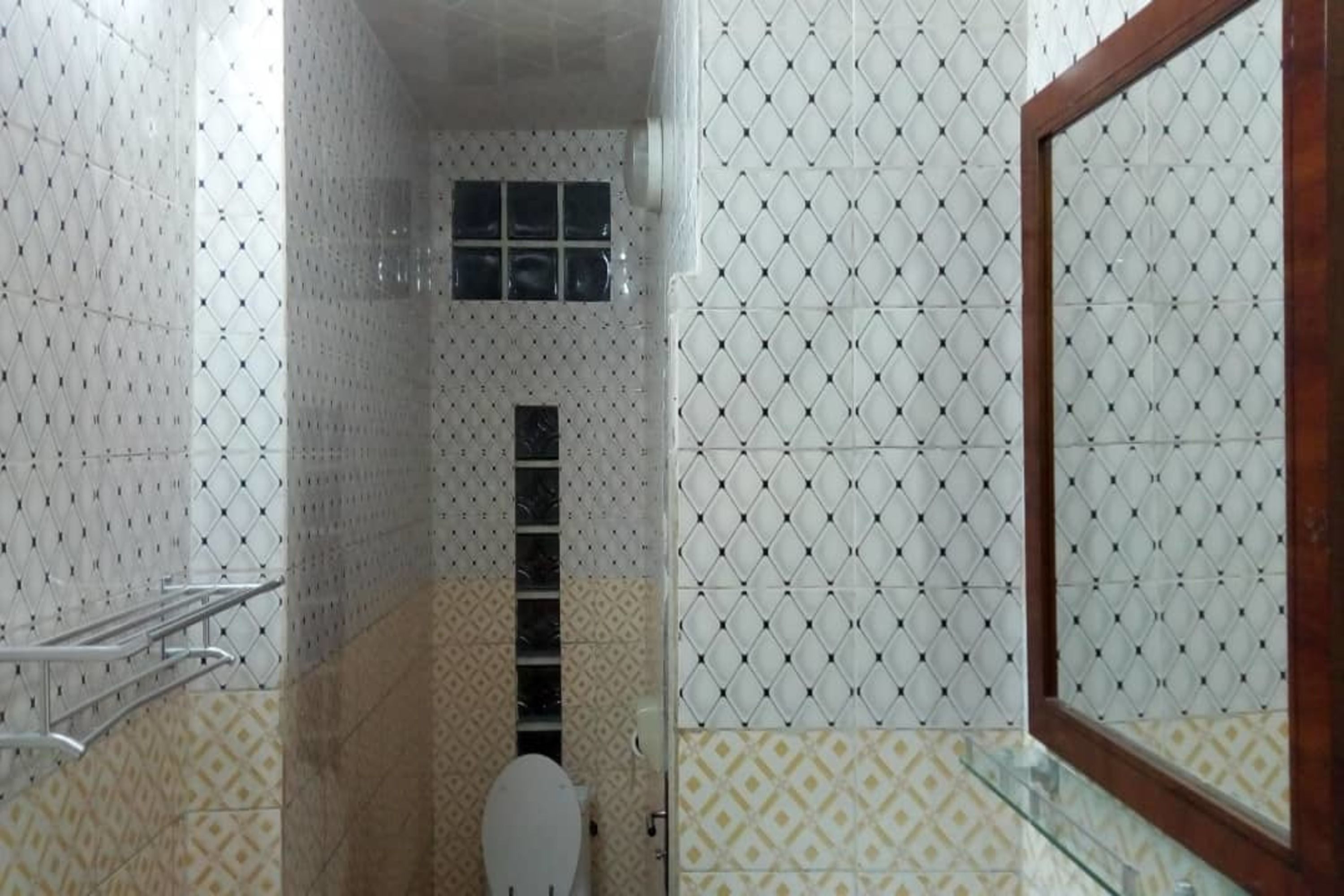 Economy Room, 1 King Bed, Non Smoking | Bathroom | Towels