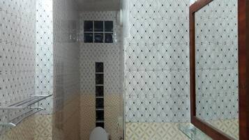 Quarto econômico, 1 cama King, para não fumantes | Banheiro | Toalhas de banho