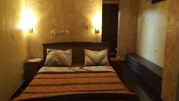 Escritorio, cortinas blackout, wifi gratis y ropa de cama