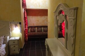 Bureau, rideaux occultants, Wi-Fi gratuit, draps fournis