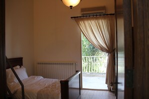 クラシック シングルルーム シングルベッド 1 台 バリアフリー 禁煙 | 遮光カーテン、アイロン / アイロン台、WiFi (無料)、ベッドシーツ