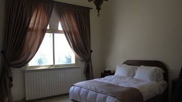 Family Quadruple Room, Multiple Beds, Accessible | Blackout drapes, iron/ironing board, free WiFi, bed sheets