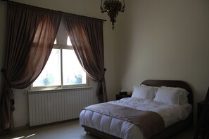 ファミリー 4 人部屋 ベッド (複数台) バリアフリー | 遮光カーテン、アイロン / アイロン台、WiFi (無料)、ベッ��ドシーツ