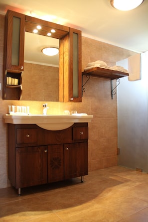 クラシック ダブルルーム クイーンベッド 1 台 バリアフリー 禁煙 | バスルーム | ヘアドライヤー、スリッパ、タオル