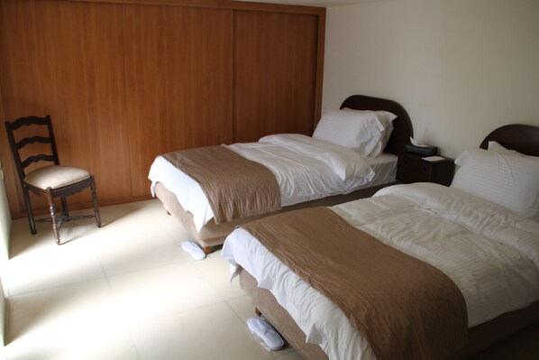 ファミリー 4 人部屋 ベッド (複数台) バリアフリー | 遮光カーテン、アイロン / アイロン台、WiFi (無料)、ベッドシーツ