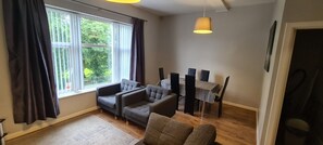 家庭公寓, 2 张双人床, 无烟房 | 2 多间卧室、办公桌、隔音、熨斗/熨衣板