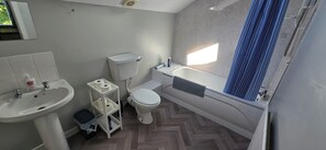Family Apartment, Multiple Beds, Non Smoking | Bathroom | Combined shower/tub, hair dryer, towels - Castleton Gardens Apartments Belfast (Belfast)