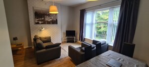 家庭公寓, 2 张双人床, 无烟房 | 2 多间卧室、办公桌、隔音、熨斗/熨衣板