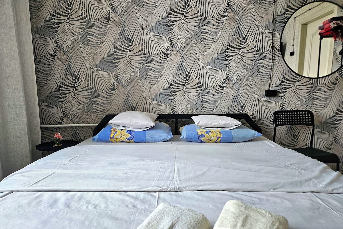 Deluxe Double Room, 1 King Bed, Non Smoking | Iron/ironing board, free WiFi, bed sheets