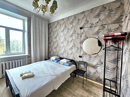 Tabla de planchar con plancha, wifi gratis y ropa de cama