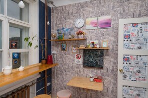 Fridge, microwave, cookware/dishes/utensils - Loft Hostel Minsk (Minsk)