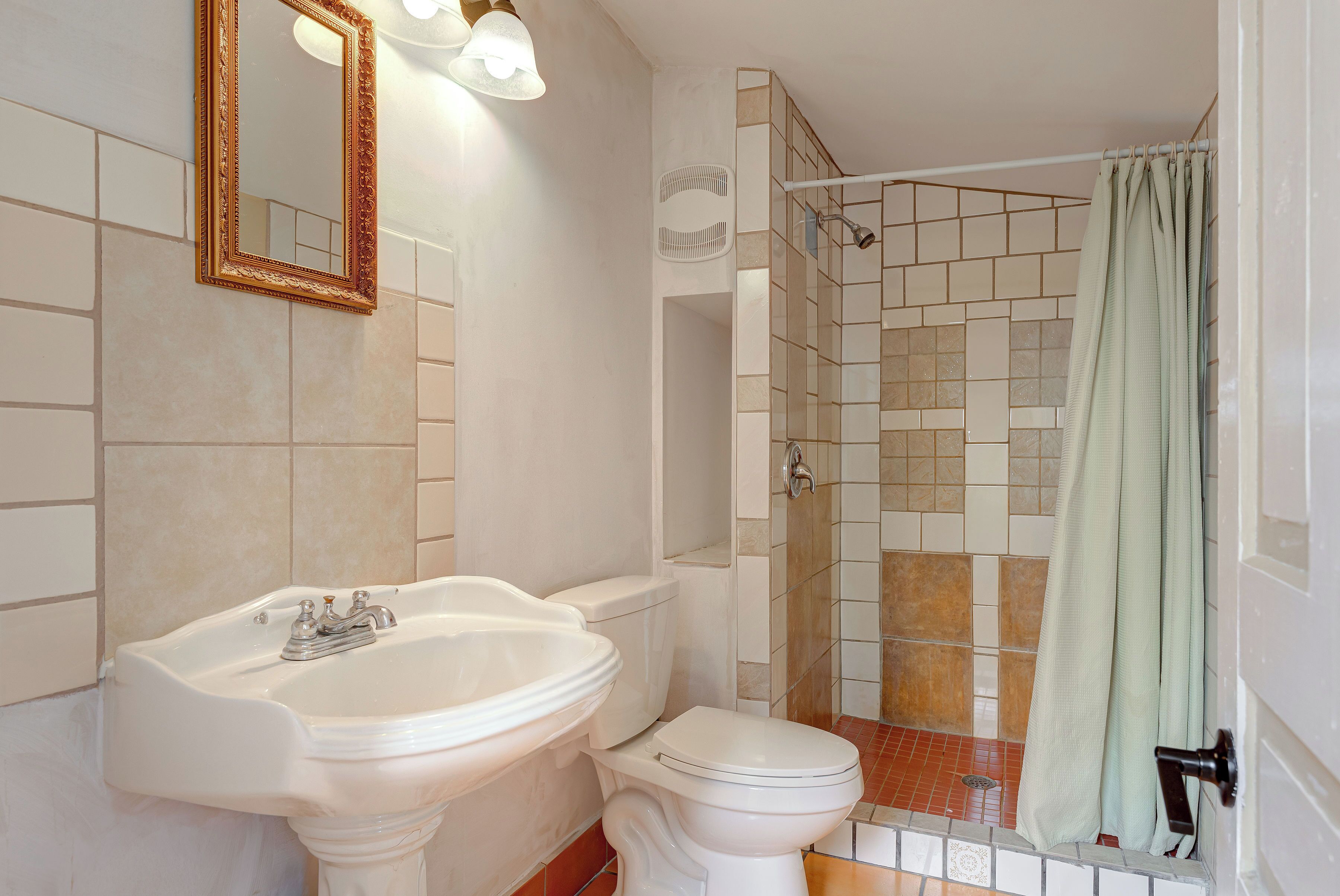 Casa de campo, vários quartos, cozinha | Banheiro | Toalhas de banho, sabonete, shampoo, papel higiênico