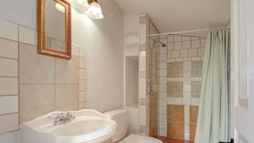 Casa de campo, varias habitaciones, cocina | Baño | Toallas, jabón, shampoo, papel de baño