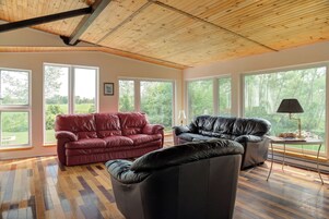 Casa de campo, varias habitaciones, cocina | Zona de estar | Una televisión de pantalla plana, un reproductor de DVD